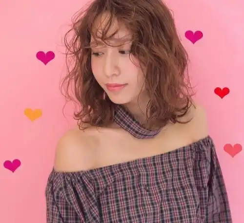 2019温柔女性:离子烫"浅之倾月"发型,漂亮又吸引帅气男神目光