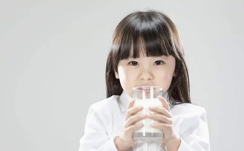 就可能会将心比心地认为孩子也可能喝不惯,因此,就会给牛奶中加糖,给