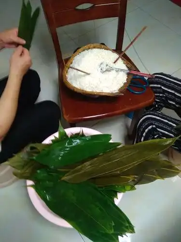 今天,我们全家在家里包粽子.