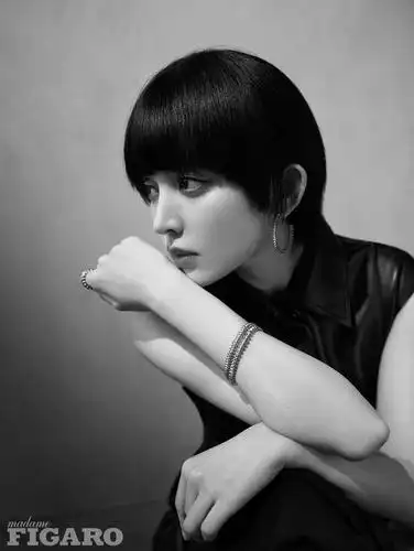 新浪娱乐讯 近日,古力娜扎一组杂志写真曝光,她尝试利落的短发发型