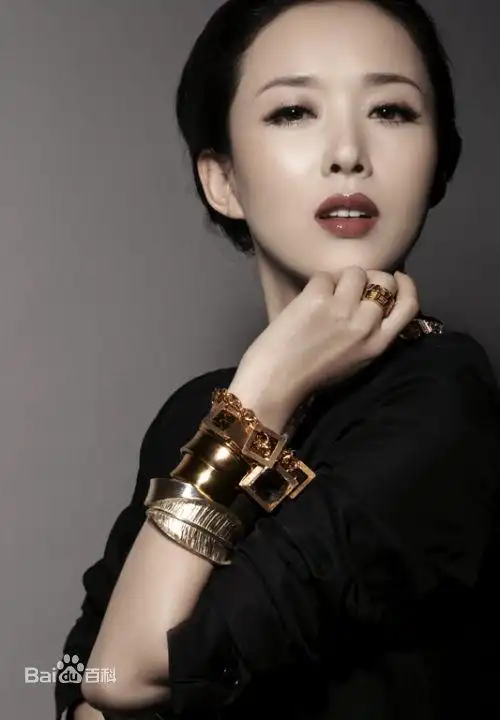 颜丹晨容貌精致