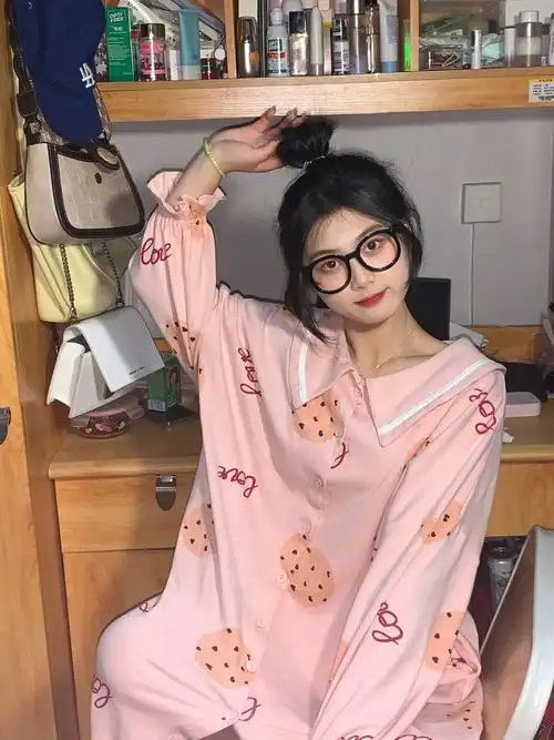 封校大学生之在宿舍穿睡衣也可以拍的照片