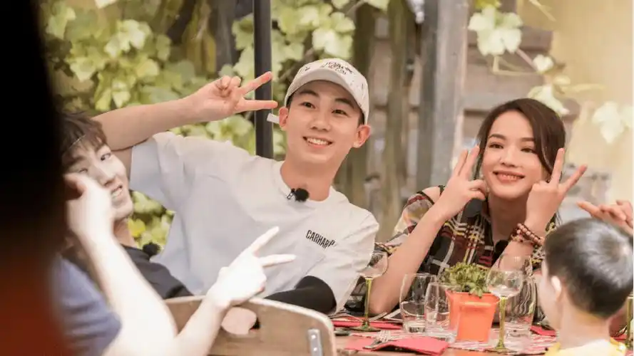 《综艺饭》朱一龙挑战遮面式唱演 王俊凯又被叫叔叔_鞠婧祎_薛之谦