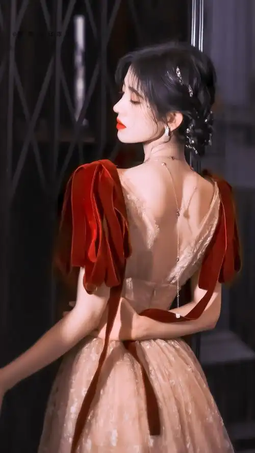 鞠婧祎红丝绒礼裙
