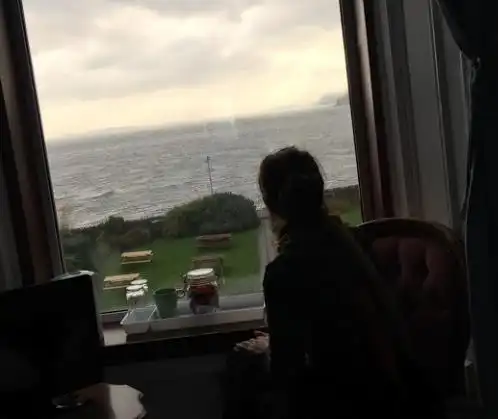 夜晚独自一人坐在窗前图片,一个人孤独坐在夜晚的窗前图片