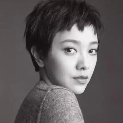 空气刘海:正面比较稀疏,侧面蓬松呈弧形覆盖额头的齐刘海,可以稍微拨