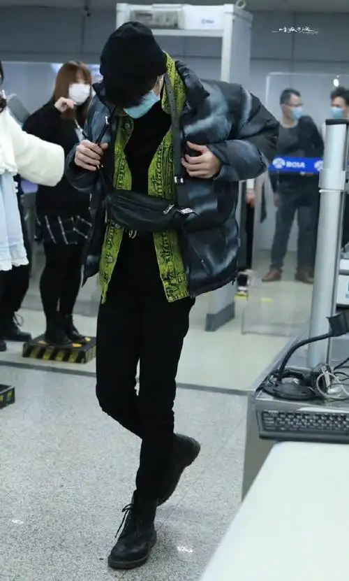 刘耀文机场全黑造型饭拍