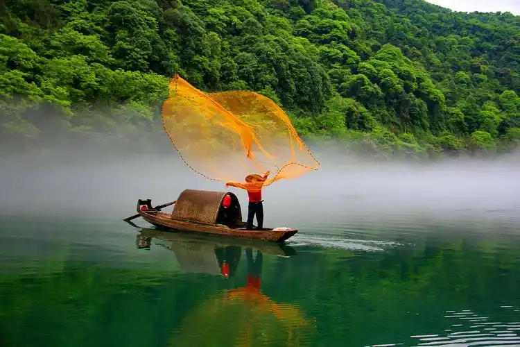 网红渔夫在撒网.