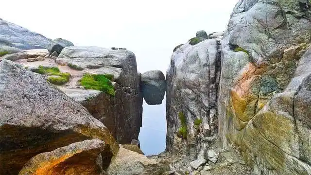 世界上最危险的石头悬在1000米的悬崖上你敢上去吗