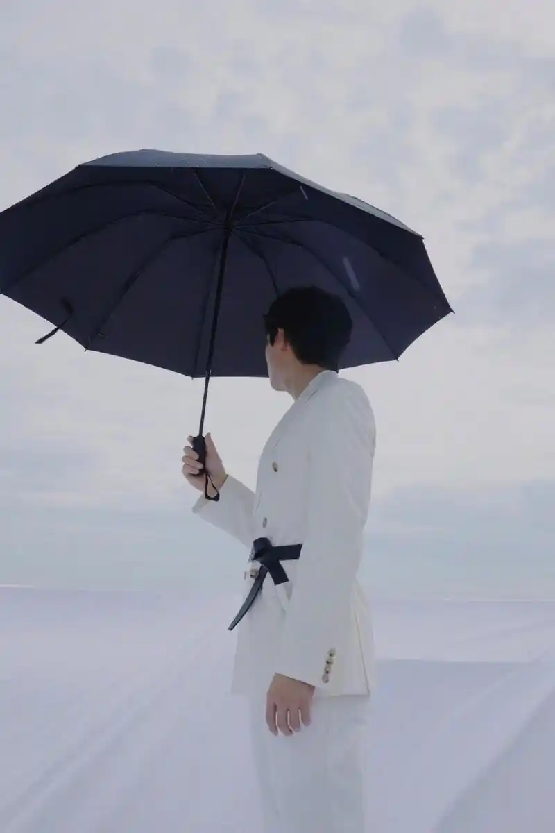 上游时尚|张哲瀚白色西装皮带束腰,行走在现代的白衣骑士