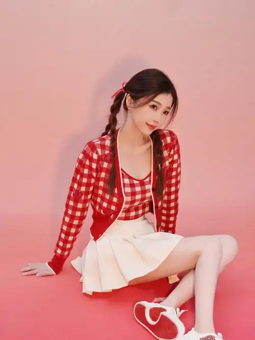 美学前沿##虞书欣蝴蝶结麻花辫##虞书欣双手捧脸好可爱