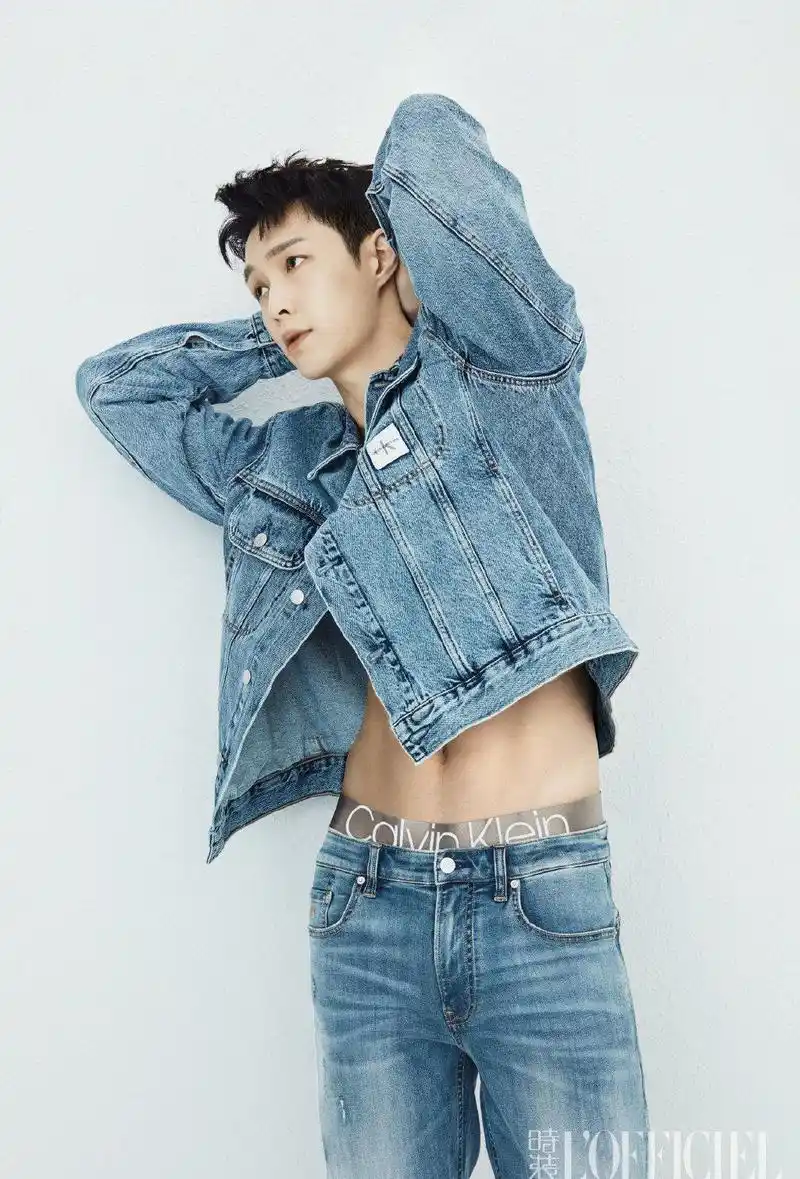 [张艺兴][新闻]210315 全球代言人张艺兴全是ck 2021春季新品,引领