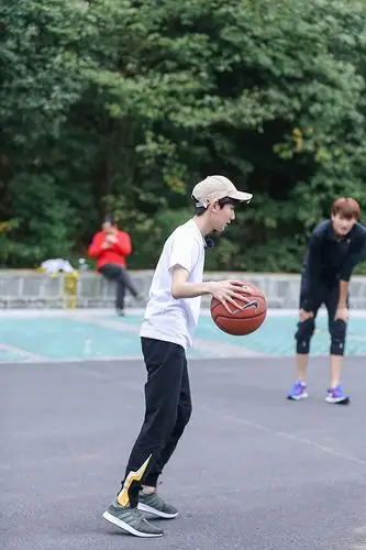 青春旅社王源帅气打球热爱运动球技获肯定