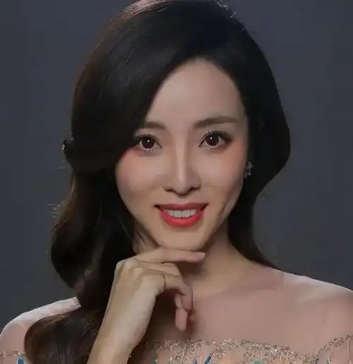 36岁李思思官宣央视离职,未被央视正式除名,近照曝光状态超好