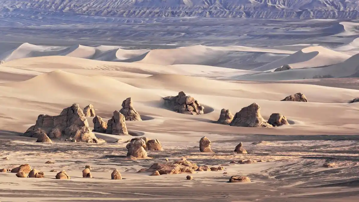 新疆哈密南湖罗布泊无人区: br /> 沙山四周典型的地形地貌. br />