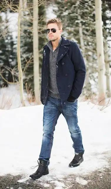 风衣跟雪地军靴真的是百搭好朋友,再度登场的深蓝色风衣,搭配内里的