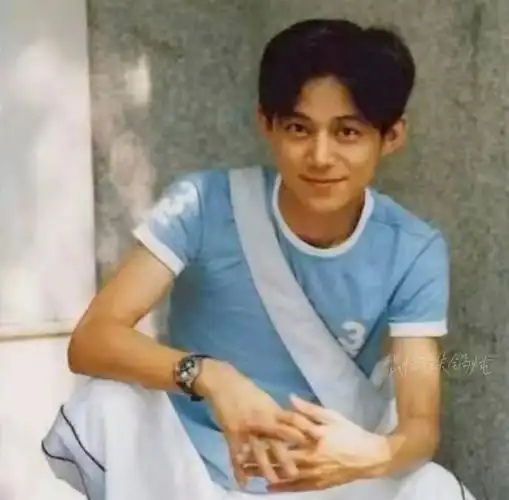 何炅在北外任教时的照片#怎么感觉何老师不老啊,年轻的何老师青傻的