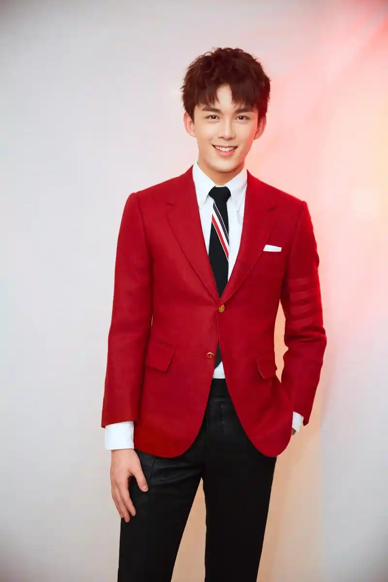 吴磊首登春晚,红色西装搭配黑色裤子喜庆帅气,温暖笑容给大家送来新春