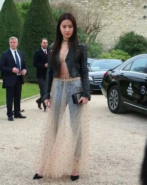 穿搭黑洞?37岁刘亦菲黑色皮衣配蕾丝裙遭吐槽,身材短板全暴露