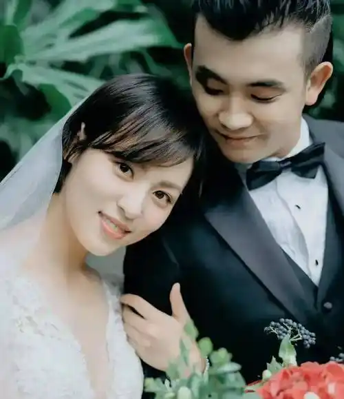 如今的周放,已经是两个儿子的妈妈了,她的老公是导演刘畅,执导过《最