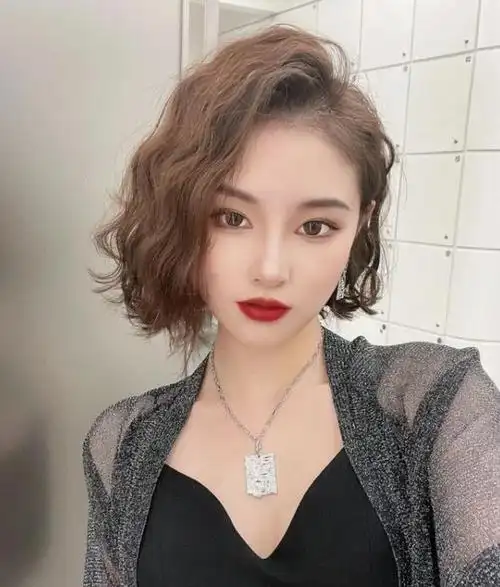 中短卷发有多美?换上中短烫发发型颜值翻倍_时尚发型 - 美发站