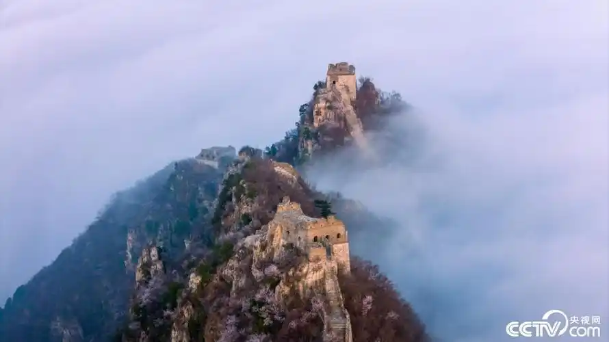 北京雨后箭扣长城云雾缭绕