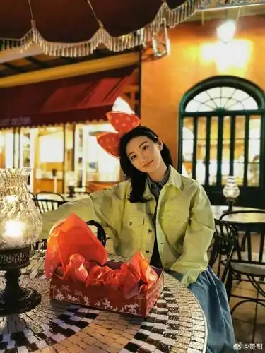 景甜晒迪士尼游玩照庆生,打扮卡哇伊笑容超甜_生日