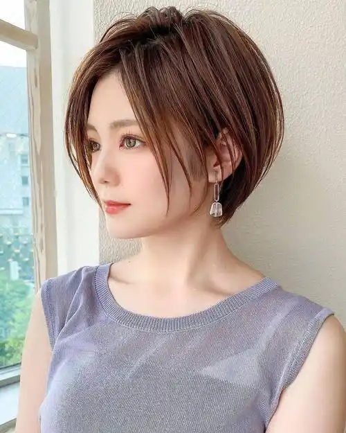 短发,配上咖啡色的染发,低调还有光泽感,十分的耐看,很适合30岁左右的