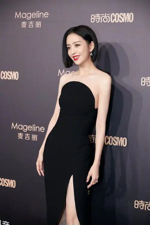 女星抹胸露背高衩长裙风情无限