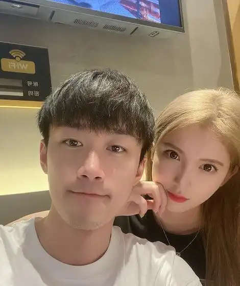 不求人偶遇汤圆,差点睡地板,汤圆对不求人的反应,真是让人酸了