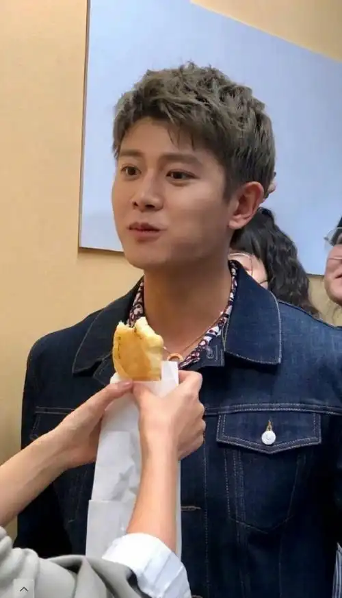 大笑90期待今晚也能看到超咪大笑90@任嘉伦allen一声嘉伦一世嘉人