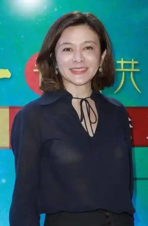 60岁关之琳依旧风韵犹存,穿薄纱上衣配开衩裙,素颜出镜像40岁_优势