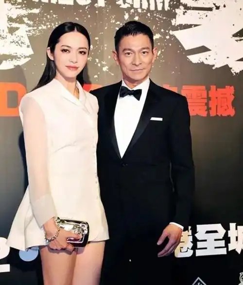 61岁刘德华和姚晨同框,梳背头穿西装气场好强,看不出18岁年龄差