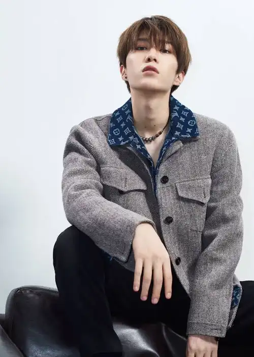 百分九最新封面少两人,林彦俊占据c位,朱正廷像王子,丞丞高冷_蔡徐坤