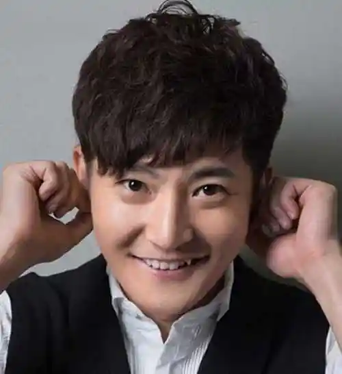 男生斜刘海发型打造魅力风采