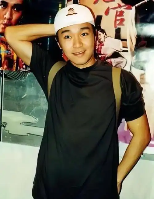 周星驰怀旧老照片,那会还是星仔#造浪吧国庆档##自来水造浪计划