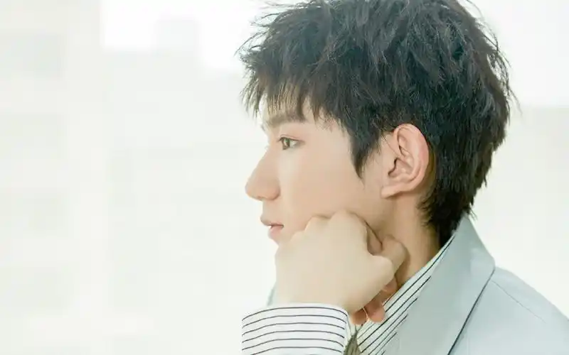 王源俊朗帅气写真桌面壁纸