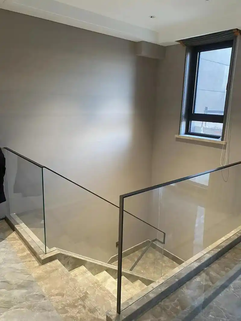 大连别墅楼梯设计分享#玻璃扶手#艺术金属.#设计案例分享 # - 抖音