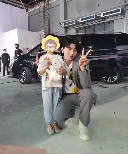 这种刻在骨子里的绅士教养怎么让人不爱啊……#蔡徐坤  #蔡徐坤心动