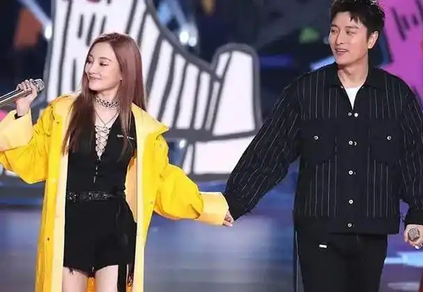 李小璐贾乃亮离婚后首次同框为甜馨庆生,女儿账户有暗示_腾讯新闻