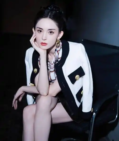 古力娜扎真是天使脸蛋魔鬼身材,穿着黑色紧身皮裙秀出大长腿,好漂亮