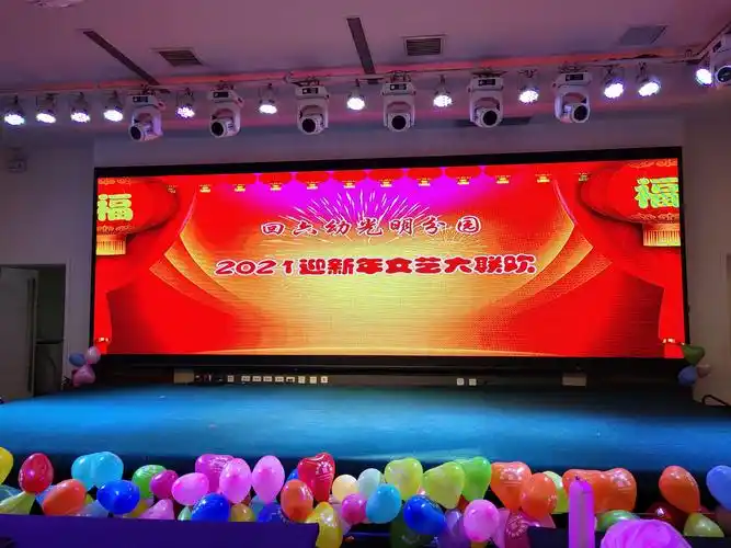 我们的可爱老师们,在活动的前一天就来布置会场.