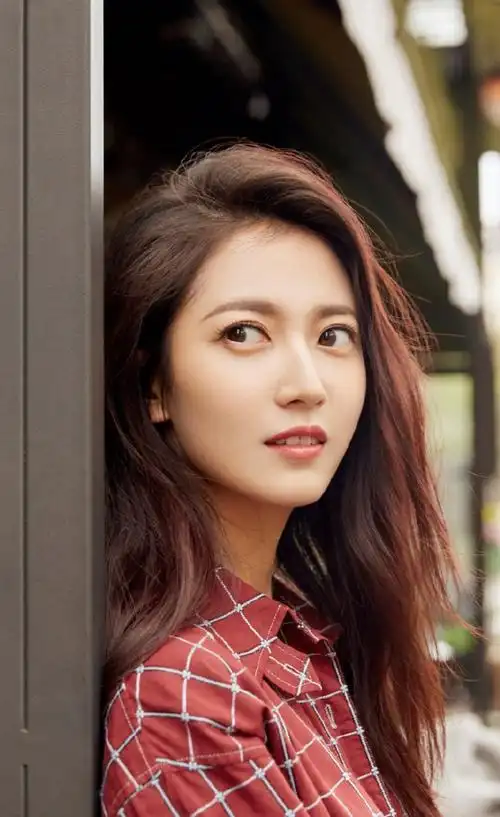 最美赵敏陈钰琪一身衬衫裙显露出修长美腿