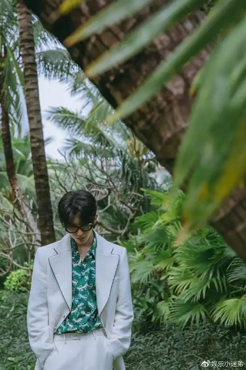 蔡徐坤三亚椰林大片尽显优雅,清新俊逸简约而高级