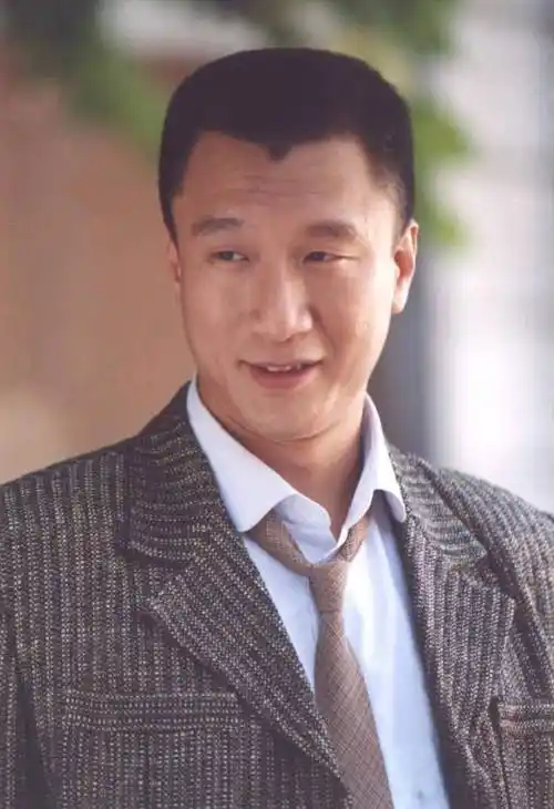 为名利苦追丁嘉丽,与巩俐传出恋情,孙红雷上位谣言不攻自破!