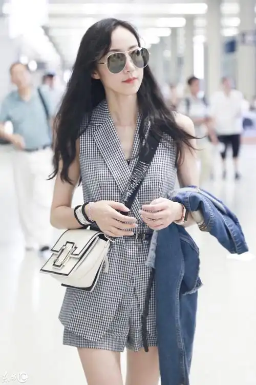 韩雪现身机场,时尚的套装,大气又帅气,太有个性了