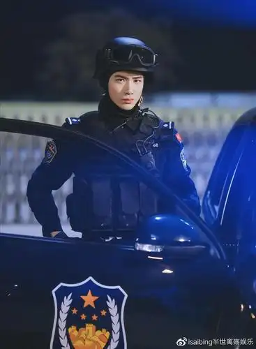 白敬亭肩宽腰细穿制服太有型以后可以多接军人题材真适合