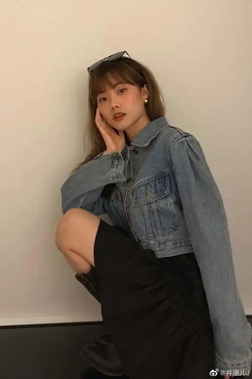 井胧的亲姐姐叫井迪儿,也是网上以唱歌比较出名的网