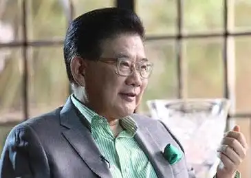 上海知名主持人曹可凡自杀身亡?当事人辟谣