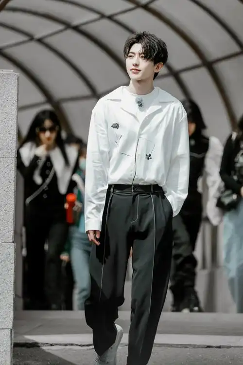 哇蔡徐坤白衬衫造型